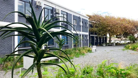 76 White Road, Retreat